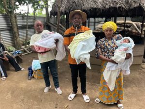 WALIKALE : LE CHEF DE SECTEUR DES WANIANGA SOUTIENT UNE MÈRE AYANT DONNÉ NAISSANCE À DES TRIPLÉS